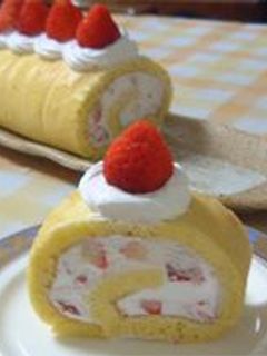 ホットケーキミックスで【ふわふわシフォンなイチゴのロールケーキ】-レシピのメイン写真