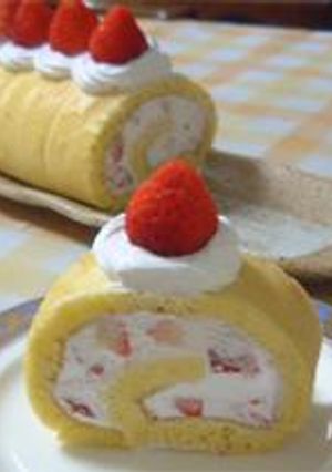 ホットケーキミックスで【ふわふわシフォンなイチゴのロールケーキ】-レシピのメイン写真