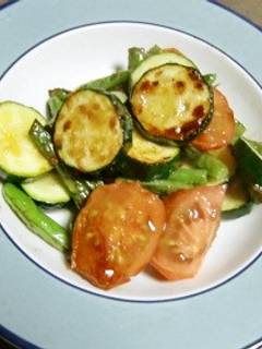 ズッキーニとトマトの炒め物 by 男だって簡単料理