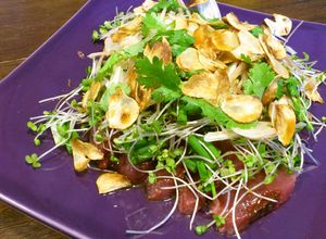 香菜とにんにくチップ香る鰹のたたき-レシピのメイン写真