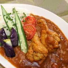 รูปของ チキンウイングと夏野菜の トマトカレー