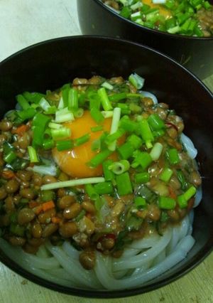 ニラたっぷり醤油だれで【納豆うどん】-レシピのメイン写真