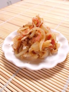 お弁当に♪カニカマと玉ねぎのおかか炒め-レシピのメイン写真