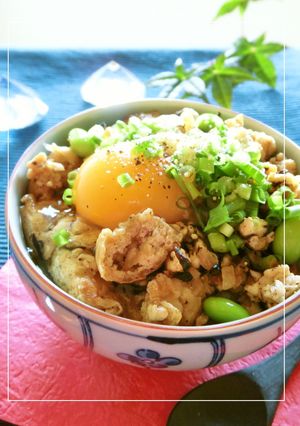 鶏ひき肉・揚げ・ひじき　焙煎にんにく丼-レシピのメイン写真