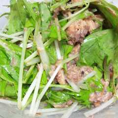 รูปของ サバ味噌煮缶×水菜のサラダ