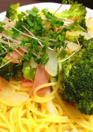 ブロッコリーとハムのペペロンチーノ-レシピのメイン写真