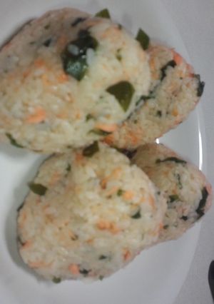 鮭とワカメの混ぜご飯(おにぎり)-レシピのメイン写真