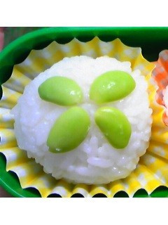 お弁当に♪枝豆クローバーおにぎり*-レシピのメイン写真