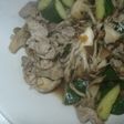 きゅうり・まいたけ・豚肉の梅肉炒め