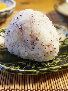 お弁当に*ゆかりとごまのお握り-レシピのメイン写真