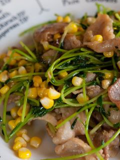 豆苗と豚肉とトウモロコシのオイスター炒め-レシピのメイン写真