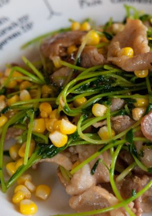 豆苗と豚肉とトウモロコシのオイスター炒め-レシピのメイン写真
