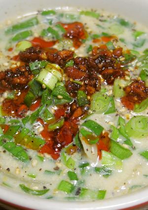 100円の餃子で豆乳担々麺風餃子スープだ-レシピのメイン写真