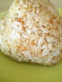 お弁当に!ゴマたっぷりおかかおにぎり★-レシピのメイン写真
