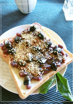 黒豆と胡麻を乗せた塩あんトースト-レシピのメイン写真