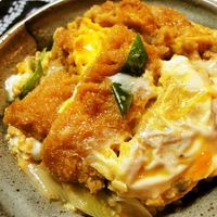 コロッケ丼 超簡単☆かつ丼風！甘辛コロッケ丼♪♪♪ by あけぼしたびと