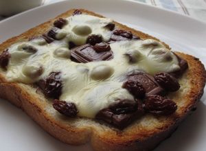 おやつトースト✿チョコ✿レーズン✿チーズ-レシピのメイン写真