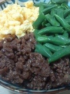 多分普通の三色丼-レシピのメイン写真