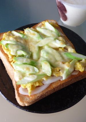 スクランブルエッグとアスパラのトースト-レシピのメイン写真