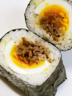 焼肉と半熟卵おにぎり-レシピのメイン写真