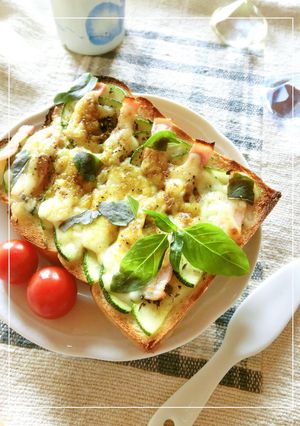 ズッキーニベーコンのバジルカレートースト-レシピのメイン写真