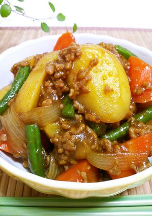 焼き肉のたれで煮物♪カレーそぼろ肉じゃが-レシピのメイン写真