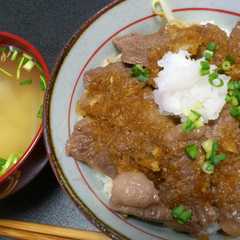 รูปของ サッパリ牛ステーキ丼