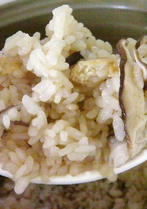 土鍋で作ろう！椎茸と油揚げの炊込みご飯-レシピのメイン写真