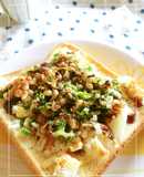 粗く潰したじゃが芋のお好み焼き風トースト