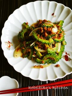 梅醤油麹で酸っぱ甘味噌ゴーヤのそぼろ炒め-レシピのメイン写真