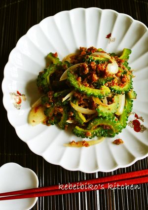 梅醤油麹で酸っぱ甘味噌ゴーヤのそぼろ炒め-レシピのメイン写真