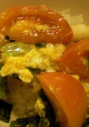 すぐ食べられる☆トマト＆卵＆空心菜炒め丼-レシピのメイン写真