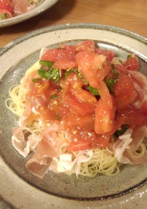 トマトと生ハムとバジルの冷たいパスタ-レシピのメイン写真