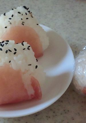 お弁当に食欲がでるおにぎりwith生ハム-レシピのメイン写真