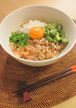 夏バテ解消！オクラや納豆のぶっかけうどん-レシピのメイン写真