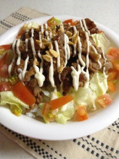 サラダと一緒に!豚照り丼-レシピのメイン写真