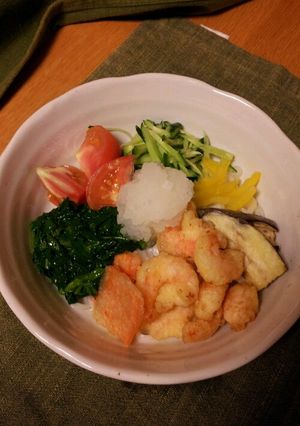 カラフルに！おろしモロヘイヤうどん-レシピのメイン写真