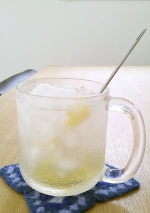 つぶつぶレモンサワー。果実酒の檸檬で。-レシピのメイン写真