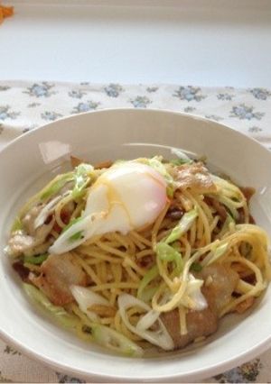 フライパンひとつ！ねぎ塩豚の温玉パスタ-レシピのメイン写真