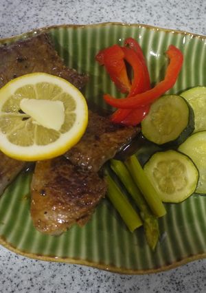 塩麹漬け牛もも肉のステーキ　レモンソース-レシピのメイン写真