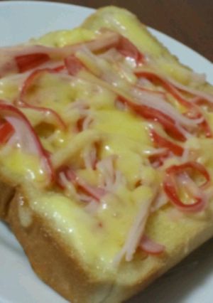 かにかまでシーフードピザ風チーズトースト-レシピのメイン写真