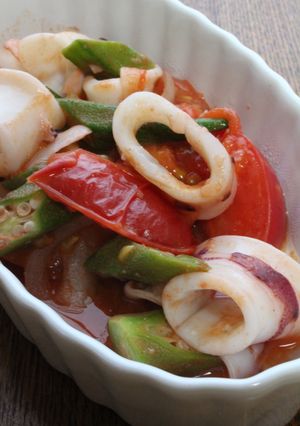 塩麹ケチャｄｅトマトいかオクラの炒め物-レシピのメイン写真