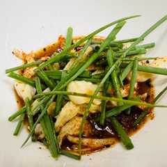 A picture of 芽ねぎと鶏皮ポン酢.
