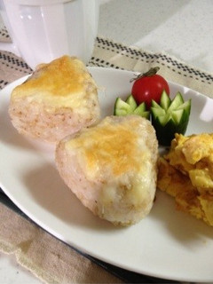 朝食や昼食に!おかかおにぎりのチーズ焼き-レシピのメイン写真