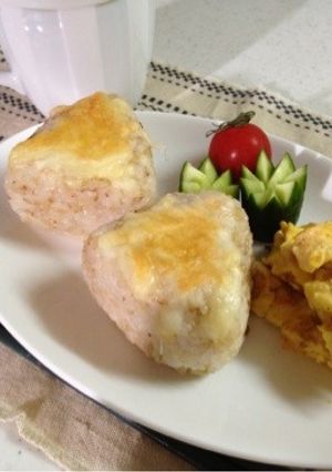 朝食や昼食に!おかかおにぎりのチーズ焼き-レシピのメイン写真