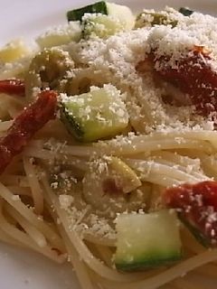 ズッキーニとドライトマトのパスタ-レシピのメイン写真