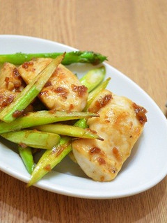 お弁当に♪鶏とアスパラのバター醤油麹炒め-レシピのメイン写真