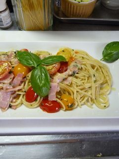 家庭菜園でとれたバジルとトマトでパスタ-レシピのメイン写真