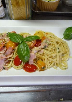 家庭菜園でとれたバジルとトマトでパスタ-レシピのメイン写真