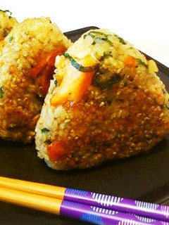 ゴロゴロ鮭の華やか焼きおにぎり-レシピのメイン写真
